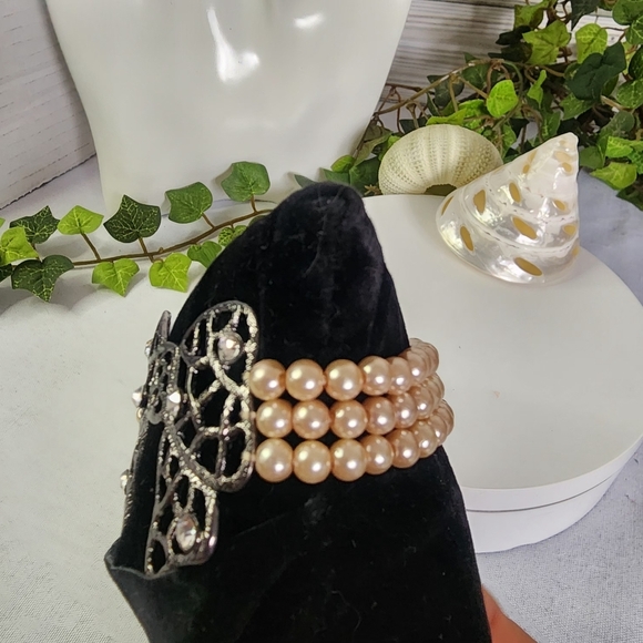 Triple Strand Pearl Bracelet with Gunmetal Bow - Picture 6 of 9